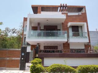 PLAY THE KINGS NIGHT HOTEL couple friendly - Greater Noida - 8