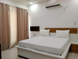 PLAY THE KINGS NIGHT HOTEL couple friendly - Greater Noida - 6