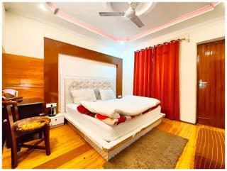 HOTEL THE - M00N -Near Mall Road - Naini Lake with #LIFT #Free Parking #Restaurant #Wi-Fi Facilities Available - Best Nainital Luxury Hotel - Nainital - 4