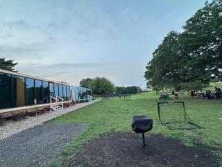 Flatonia Glamping Retreat - Getaway Resort - 2Bedrooms, 2 Queen Beds - Flatonia - 8