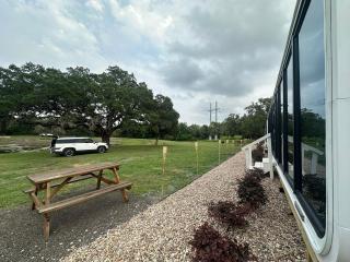 Flatonia Glamping Retreat - Getaway Resort - 2Bedrooms, 2 Queen Beds - Flatonia - 4