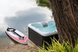 The Boathouse - Romantic Glass Lodge - Hot Tub - South Cerney - 5