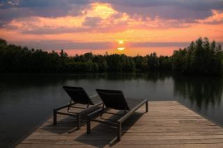 The Boathouse - Romantic Glass Lodge - Hot Tub - South Cerney - 2