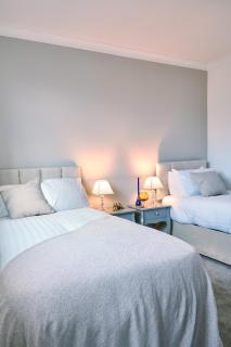 Cosy Nook - 3 Bedroom Retreat with Private Garden, Parking and Media Wall - Belle Isle - 9