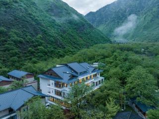 Between Trees and Streams - Jiuzhaigou - 9
