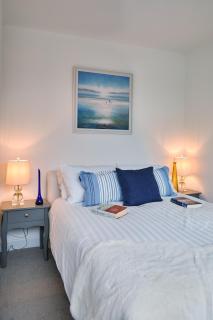 Cosy Nook - 3 Bedroom Retreat with Private Garden, Parking and Media Wall - Belle Isle - 2
