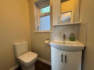 Spacious 4BR Home, FREE Parking & Wi-Fi, Garden - Tilehurst - 1