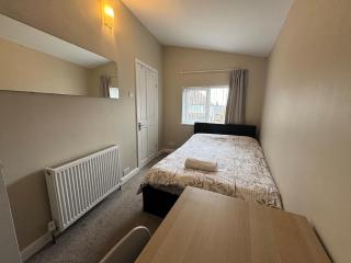 Spacious 4BR Home, FREE Parking & Wi-Fi, Garden - Tilehurst - 3