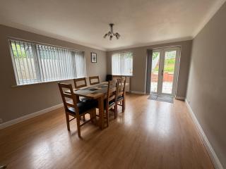 Spacious 4BR Home, FREE Parking & Wi-Fi, Garden - Tilehurst - 4