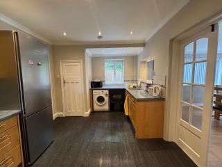 Spacious 4BR Home, FREE Parking & Wi-Fi, Garden - Tilehurst - 5