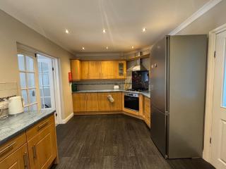 Spacious 4BR Home, FREE Parking & Wi-Fi, Garden - Tilehurst - 6