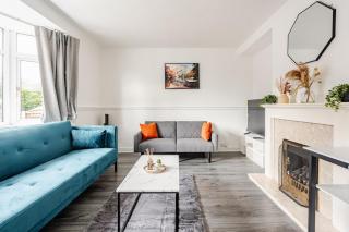 Stylish 3-Bed House with Fast Wifi, Secure Parking For 2 Cars - Wythenshawe - 0