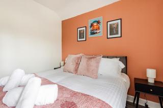 Stylish 3-Bed House with Fast Wifi, Secure Parking For 2 Cars - Wythenshawe - 9
