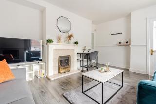Stylish 3-Bed House with Fast Wifi, Secure Parking For 2 Cars - Wythenshawe - 8