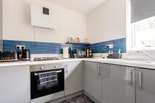 Stylish 3-Bed House with Fast Wifi, Secure Parking For 2 Cars - Wythenshawe - 7