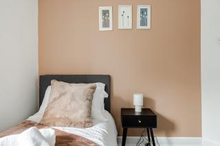 Stylish 3-Bed House with Fast Wifi, Secure Parking For 2 Cars - Wythenshawe - 6