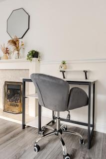 Stylish 3-Bed House with Fast Wifi, Secure Parking For 2 Cars - Wythenshawe - 2