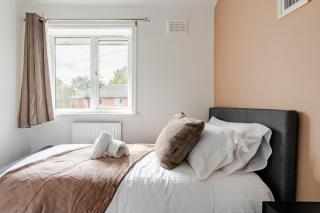 Stylish 3-Bed House with Fast Wifi, Secure Parking For 2 Cars - Wythenshawe - 1
