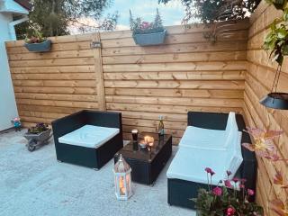 1-Bed Cosy Cottage near Emerald Park - Sleeps 5 - 7