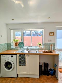 Quiet Seaside Getaway - Torquay - 3