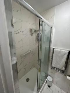 Rooms in Surrey - Laleham - 2