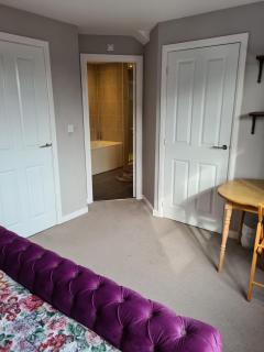 High Standard Double-room near Gatwick Airport - 5