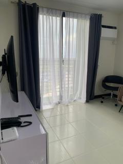 Bright & Cozy High-Rise Condo - Pulong Cacawate - 2