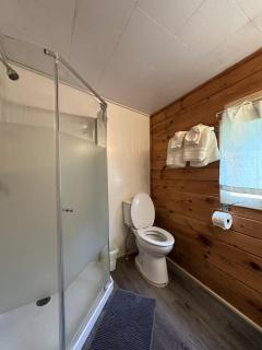 Sea breeze Retreat-Family-Friendly 3BR Waterfront Cottage with Private Deck - Stanhope - 1