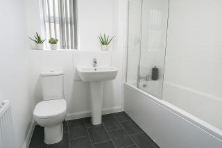 Contractors and Relocators Apt - Long Stay Savings - Fibre Optic Hi-Speed Wi-Fi - Multiple Free Parking Spaces - Netflix - Sleeps 4 - 6