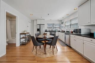 Old Town 3bd 3ba Coach House, Garage Parking Incl - Chicago - 3