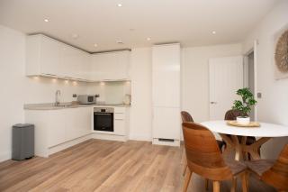 Modern & Stylish 2-Bedroom Flat in Trinity Point - Kent - 9