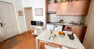 Hypercenter - At the foot of the Palais des Papes - 1