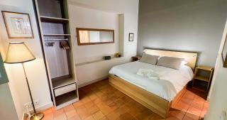 Hypercenter - At the foot of the Palais des Papes - Avignone - 2