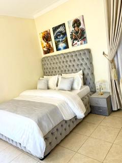 Raha Luxe Stays - Entebbe - 9