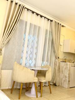 Raha Luxe Stays - Entebbe - 1