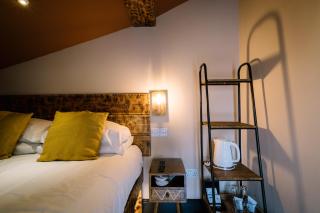 Luxury Single Small Room Central Location King Bed - Windermere - 8