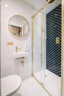 Luxury Single Small Room Central Location King Bed - Windermere - 9