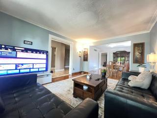Elegant 6BR Grand Villa in Highland Hill - Toronto - 2