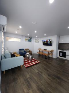 Modern 3 BDRM Home Near Airport - Auckland - 4