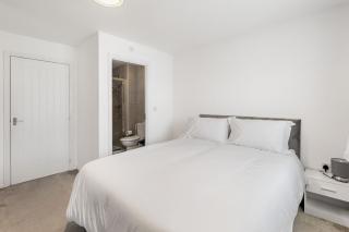 Spacious 4-Bed Home Near City Links - Manchester - 5