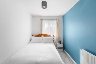 Spacious 4-Bed Home Near City Links - Manchester - 3