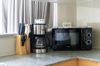 Uptown Parksuites Exec 1 Br Spacious good for 5, hi flr Great View fr Balcony - Manila - 9