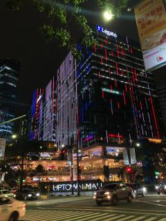 Uptown Parksuites Exec 1 Br Spacious good for 5, hi flr Great View fr Balcony - Manila - 1