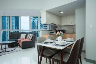 Uptown Parksuites Exec 1 Br Spacious good for 5, hi flr Great View fr Balcony - 5