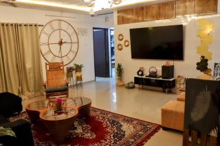 Zoey's Hill View Suite - 120" 4K Projection Cinema, Jacuzzi, Party Up - Navi Mumbai - 8