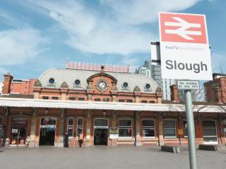 Free WiFi & Netflix - Slough Apt - Slough - 9