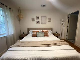 Downtown ATX! Deep Eddy Bungalow #B - Austin - 4