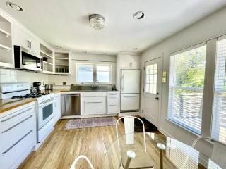 Deep Eddy 2/1 Bungalow + Fenced Yard! - Austin - 0