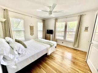 Deep Eddy 2/1 Bungalow + Fenced Yard! - Austin - 2