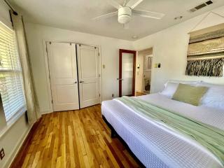 Deep Eddy 2/1 Bungalow + Fenced Yard! - Austin - 1
